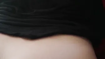 Me le corro en el culo mientras ella gime como una perra