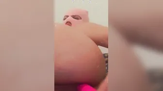 Salope en manque de bite joue avec son gode et se l’enfonce dans le cul