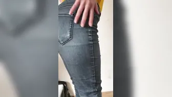 Slim maman salope fait un striptease pour ses fans et se branle avec son gode
