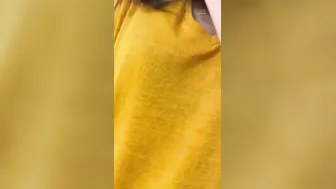 Slim maman salope fait un striptease pour ses fans et se branle avec son gode