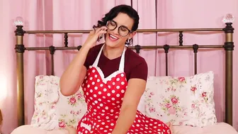 StepMommy milf Penny Barber Slips You Back inside Diapers for the Holidays | point of view