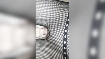 Прыгаю своей киской на большой игрушке