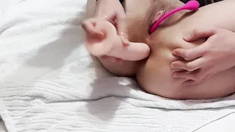 Cutie chick fucks her booty and vagina together