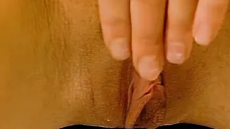 Blonde Solo Masturbation auf der Couch