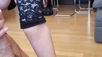 Lo Sorprendo A Masturbarsi Davanti A Un Porno (Scopata Con Sborrata Into Primo Piano)