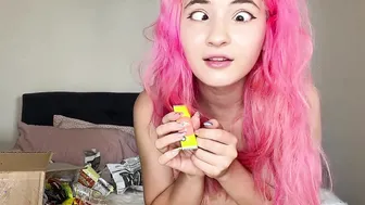 Youtuber hace umboxing Desnuda 