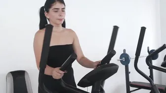 Me follo a mi prima mientras realiza sus ejercicios en el gimnasio - Abby Montano