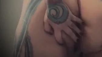 Inked cougar squirts into the shower