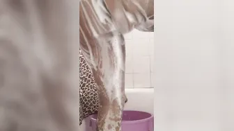Washing my Hot leaking cunt