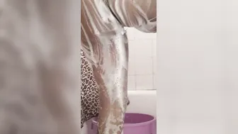 Washing my Hot leaking cunt
