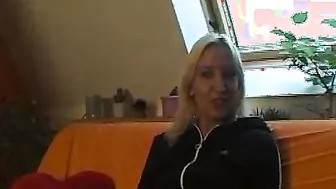 Blondes 18 Year Old rekelt sich das erste mal vor der Kamera
