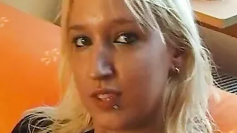 Blondes 18 Year Old rekelt sich das erste mal vor der Kamera