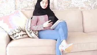 عربية صغيرة عليها سحر اسود و تبي تفكه و اتصلت ببندر عشان يفك السحر