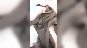 Jolie dark hair se doigte le cul trop excitée durant ses règles