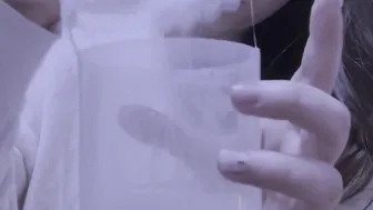 唾液を泡だてて乳首に塗りつけてオナニー