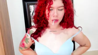 Endulzando mis pezones con saliva y mi rica paleta