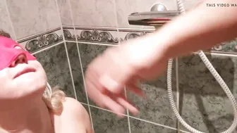 Elle lui suce son dick et lui il lui pise