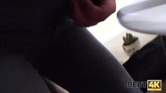 DEBT4k. El agente de la deuda llega a la casa