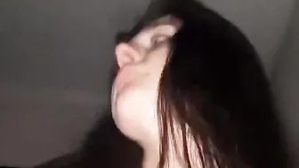 Прыгает на члене с верху