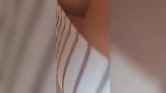 Chuva dourada dentro do restaurante com banheiro cheio