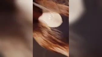 Chuva dourada dentro do restaurante com banheiro cheio