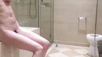 周末带女朋友宾馆开房顺便卫生间干一炮