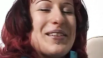 Red Head mom fingert sichvor der Kamera