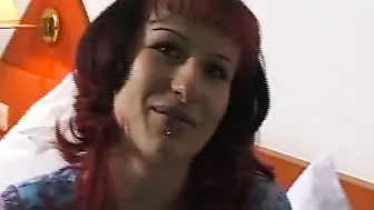 Red Head mom fingert sichvor der Kamera