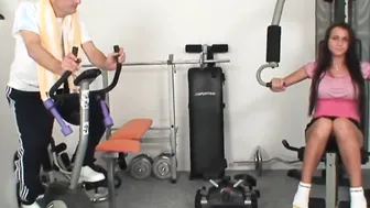 The bimbos does gymnastics inside the room and the kinky
