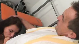 The bimbos does gymnastics inside the room and the kinky