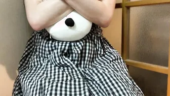 『リクエスト動画6』ぬいぐるみを抱えながら25分おしっこを我慢する少女