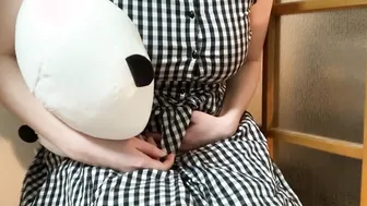 『リクエスト動画6』ぬいぐるみを抱えながら25分おしっこを我慢する少女