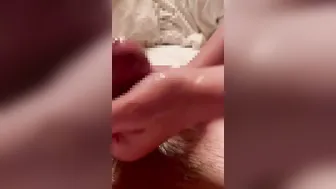 奴隷のセフレにローション手コキをさせてみた、最後は口に大量射精！