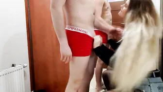 Классно сосет хуй перед зеркалом