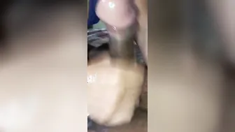 Mi esposa me lo chupa llena de saliva