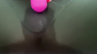 Wetting my yoga leggings and masturbate - Dutch