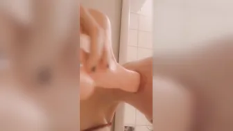 Femme solo qui joue avec un god (suck)