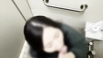 【Emin】【野外】【フェラ】昼間の公園デート中に公衆トイレを見つけたからしゃぶってもらいました