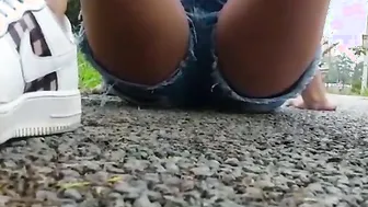 she urinates into her leggings into the street she was desperate