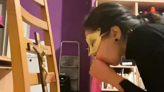 Pregando Dio un cazzo appare miracolosamente dallalto. Bestemmie anale crocifisso