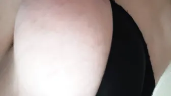 Hottie dark hair nympho give fellatio on toilet floor