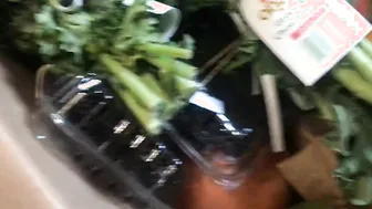 ROCK MERCURY UNPACKS IMPERFECT PRODUCE DELIVERY BOX