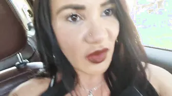 Ataquei o motorista de uber no carro . meu cu gozou muito