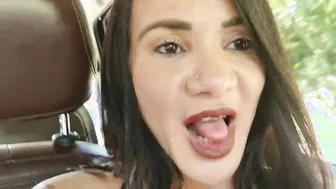 Ataquei o motorista de uber no carro . meu cu gozou muito
