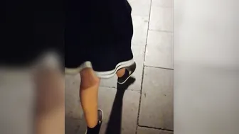 UNA PERRA CAMINA CON UNA JOYA EN SU ANO EN LA NOCHE