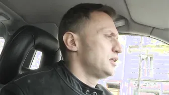 Je lencule pour sa 1ère fois dans one parking crasseux