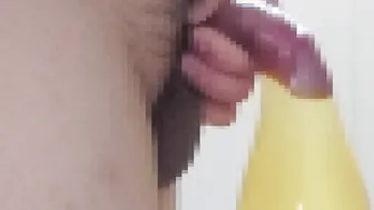 短小包茎ペニスにコンドームをつけてそのままおしっこ！ゲイ