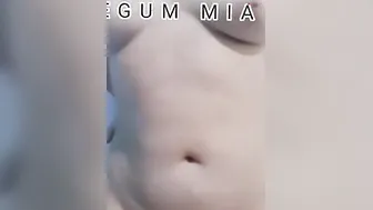 Blue-eyed Muslim woman masturbates and goes viral