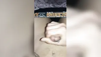 Acabo mientras me masturbo con el Piercing puesto.