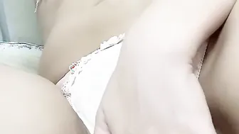 お花柄のパンツの上からまんこをパンツに食い込ませ
